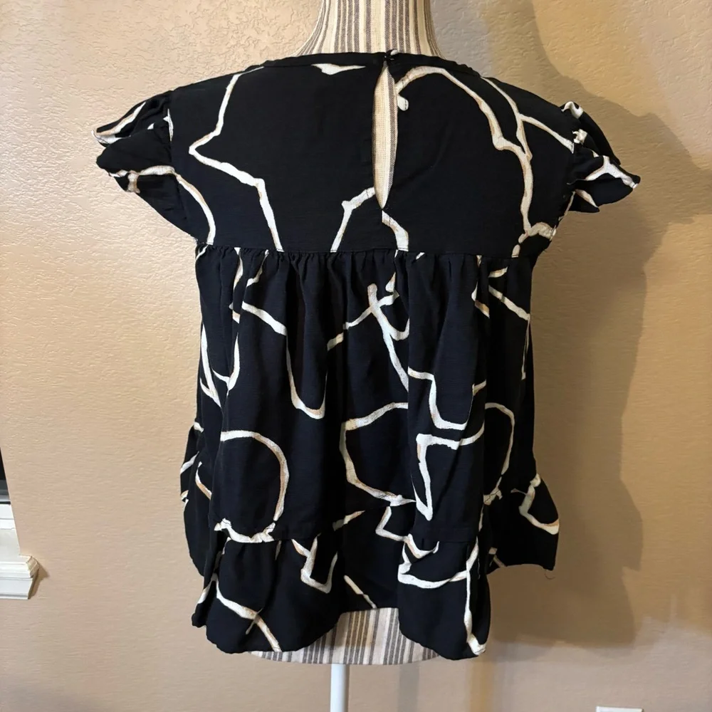 Who What Wear Top XS Black White Gold Abstract Short Sleeved Ruffle Blouse Rayon